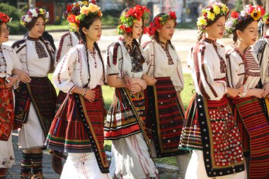 Bulgaristan 'ın Koinare kenti - 13 Nisan 2025: Lazarus Günü geleneksel bir Bulgar bayramıdır. Kızlar saçlarını süsler ve köyde şarkılar ve danslarla dolaşırlar, böylece evlenmeye hazır olduklarını gösterirler.