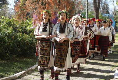 Bulgaristan 'ın Koinare kenti - 13 Nisan 2025: Lazarus Günü geleneksel bir Bulgar bayramıdır. Kızlar saçlarını süsler ve köyde şarkılar ve danslarla dolaşırlar, böylece evlenmeye hazır olduklarını gösterirler.