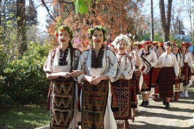 Bulgaristan 'ın Koinare kenti - 13 Nisan 2025: Lazarus Günü geleneksel bir Bulgar bayramıdır. Kızlar saçlarını süsler ve köyde şarkılar ve danslarla dolaşırlar, böylece evlenmeye hazır olduklarını gösterirler.