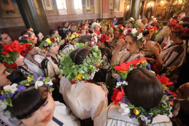 Bulgaristan 'ın Koinare kenti - 13 Nisan 2025: Lazarus Günü geleneksel bir Bulgar bayramıdır. Kızlar saçlarını süsler ve köyde şarkılar ve danslarla dolaşırlar, böylece evlenmeye hazır olduklarını gösterirler.
