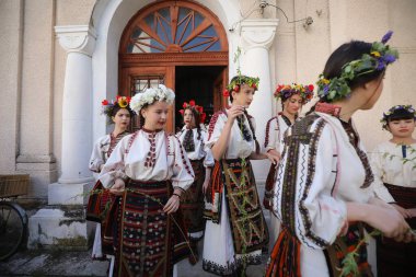 Bulgaristan 'ın Koinare kenti - 13 Nisan 2025: Lazarus Günü geleneksel bir Bulgar bayramıdır. Kızlar saçlarını süsler ve köyde şarkılar ve danslarla dolaşırlar, böylece evlenmeye hazır olduklarını gösterirler.