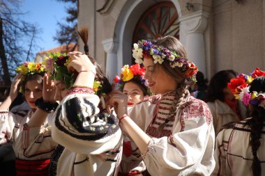 Bulgaristan 'ın Koinare kenti - 13 Nisan 2025: Lazarus Günü geleneksel bir Bulgar bayramıdır. Kızlar saçlarını süsler ve köyde şarkılar ve danslarla dolaşırlar, böylece evlenmeye hazır olduklarını gösterirler.