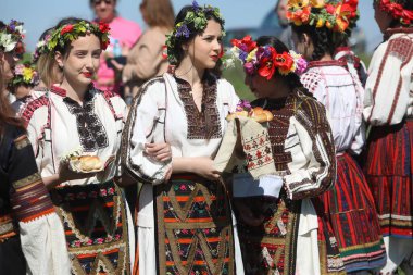 Bulgaristan 'ın Koinare kenti - 13 Nisan 2025: Lazarus Günü geleneksel bir Bulgar bayramıdır. Kızlar saçlarını süsler ve köyde şarkılar ve danslarla dolaşırlar, böylece evlenmeye hazır olduklarını gösterirler.