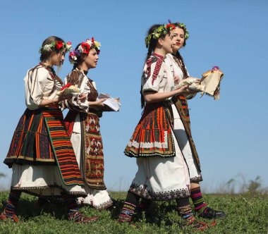 Bulgaristan 'ın Koinare kenti - 13 Nisan 2025: Lazarus Günü geleneksel bir Bulgar bayramıdır. Kızlar saçlarını süsler ve köyde şarkılar ve danslarla dolaşırlar, böylece evlenmeye hazır olduklarını gösterirler.