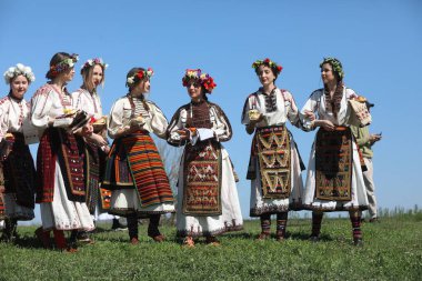 Bulgaristan 'ın Koinare kenti - 13 Nisan 2025: Lazarus Günü geleneksel bir Bulgar bayramıdır. Kızlar saçlarını süsler ve köyde şarkılar ve danslarla dolaşırlar, böylece evlenmeye hazır olduklarını gösterirler.