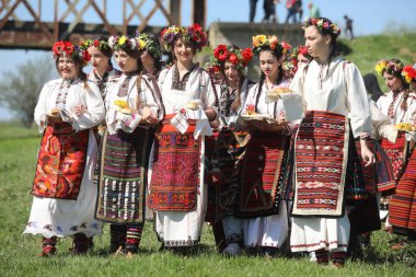 Bulgaristan 'ın Koinare kenti - 13 Nisan 2025: Lazarus Günü geleneksel bir Bulgar bayramıdır. Kızlar saçlarını süsler ve köyde şarkılar ve danslarla dolaşırlar, böylece evlenmeye hazır olduklarını gösterirler.