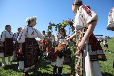 Bulgaristan 'ın Koinare kenti - 13 Nisan 2025: Lazarus Günü geleneksel bir Bulgar bayramıdır. Kızlar saçlarını süsler ve köyde şarkılar ve danslarla dolaşırlar, böylece evlenmeye hazır olduklarını gösterirler.