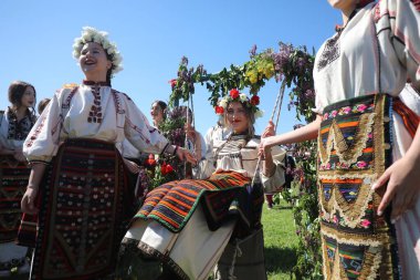 Bulgaristan 'ın Koinare kenti - 13 Nisan 2025: Lazarus Günü geleneksel bir Bulgar bayramıdır. Kızlar saçlarını süsler ve köyde şarkılar ve danslarla dolaşırlar, böylece evlenmeye hazır olduklarını gösterirler.