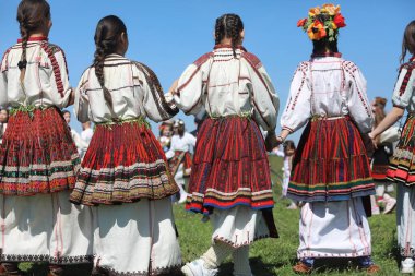 Bulgaristan 'ın Koinare kenti - 13 Nisan 2025: Lazarus Günü geleneksel bir Bulgar bayramıdır. Kızlar saçlarını süsler ve köyde şarkılar ve danslarla dolaşırlar, böylece evlenmeye hazır olduklarını gösterirler.