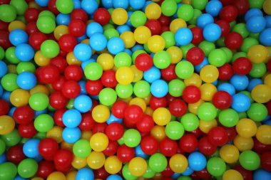 Renkli küçük plastik toplar. Top havuzunda bir sürü renkli plastik top var.