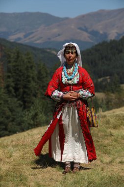 Koprivshtica, Bulgaristan - 10 Ağustos 2025: KoprivshticaThe National Folklor Fair in KoprivshticaThe National Folklor Fair 'in geleneksel folklor kostümü giyen kişiler, Koprivshtica' daki Ulusal Folklor Fuarı, insan soyut kültür mirasının UNESCO kaydına girdi.