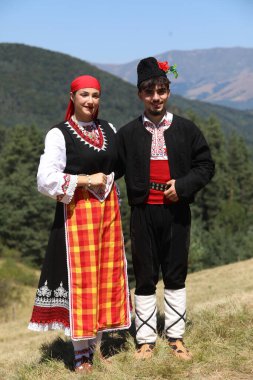 Koprivshtica, Bulgaristan - 10 Ağustos 2025: KoprivshticaThe National Folklor Fair in KoprivshticaThe National Folklor Fair 'in geleneksel folklor kostümü giyen kişiler, Koprivshtica' daki Ulusal Folklor Fuarı, insan soyut kültür mirasının UNESCO kaydına girdi.