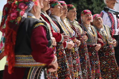 Koprivshtica, Bulgaristan - 10 Ağustos 2025: KoprivshticaThe National Folklor Fair in KoprivshticaThe National Folklor Fair 'in geleneksel folklor kostümü giyen kişiler, Koprivshtica' daki Ulusal Folklor Fuarı, insan soyut kültür mirasının UNESCO kaydına girdi.