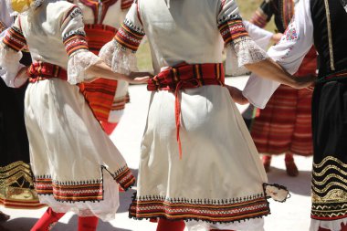Koprivshtica, Bulgaristan - 10 Ağustos 2025: KoprivshticaThe National Folklor Fair in KoprivshticaThe National Folklor Fair 'in geleneksel folklor kostümü giyen kişiler, Koprivshtica' daki Ulusal Folklor Fuarı, insan soyut kültür mirasının UNESCO kaydına girdi.