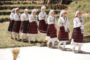 Koprivshtica, Bulgaristan - 10 Ağustos 2025: KoprivshticaThe National Folklor Fair in KoprivshticaThe National Folklor Fair 'in geleneksel folklor kostümü giyen kişiler, Koprivshtica' daki Ulusal Folklor Fuarı, insan soyut kültür mirasının UNESCO kaydına girdi.