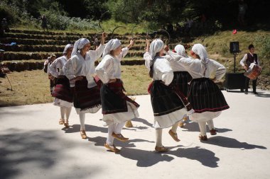 Koprivshtica, Bulgaristan - 10 Ağustos 2025: KoprivshticaThe National Folklor Fair in KoprivshticaThe National Folklor Fair 'in geleneksel folklor kostümü giyen kişiler, Koprivshtica' daki Ulusal Folklor Fuarı, insan soyut kültür mirasının UNESCO kaydına girdi.