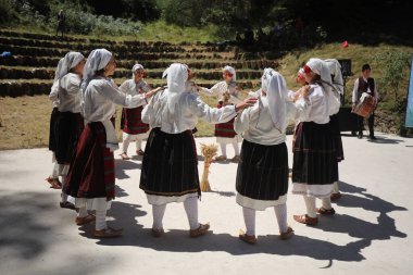 Koprivshtica, Bulgaristan - 10 Ağustos 2025: KoprivshticaThe National Folklor Fair in KoprivshticaThe National Folklor Fair 'in geleneksel folklor kostümü giyen kişiler, Koprivshtica' daki Ulusal Folklor Fuarı, insan soyut kültür mirasının UNESCO kaydına girdi.