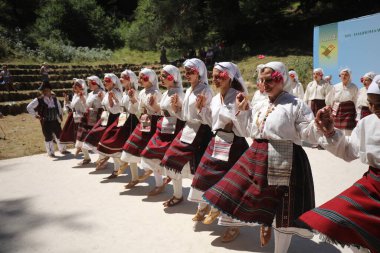 Koprivshtica, Bulgaristan - 10 Ağustos 2025: KoprivshticaThe National Folklor Fair in KoprivshticaThe National Folklor Fair 'in geleneksel folklor kostümü giyen kişiler, Koprivshtica' daki Ulusal Folklor Fuarı, insan soyut kültür mirasının UNESCO kaydına girdi.
