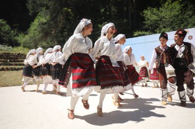 Koprivshtica, Bulgaristan - 10 Ağustos 2025: KoprivshticaThe National Folklor Fair in KoprivshticaThe National Folklor Fair 'in geleneksel folklor kostümü giyen kişiler, Koprivshtica' daki Ulusal Folklor Fuarı, insan soyut kültür mirasının UNESCO kaydına girdi.