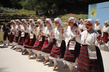 Koprivshtica, Bulgaristan - 10 Ağustos 2025: KoprivshticaThe National Folklor Fair in KoprivshticaThe National Folklor Fair 'in geleneksel folklor kostümü giyen kişiler, Koprivshtica' daki Ulusal Folklor Fuarı, insan soyut kültür mirasının UNESCO kaydına girdi.