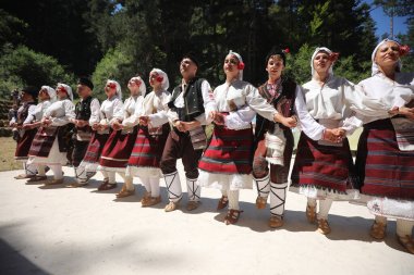 Koprivshtica, Bulgaristan - 10 Ağustos 2025: KoprivshticaThe National Folklor Fair in KoprivshticaThe National Folklor Fair 'in geleneksel folklor kostümü giyen kişiler, Koprivshtica' daki Ulusal Folklor Fuarı, insan soyut kültür mirasının UNESCO kaydına girdi.