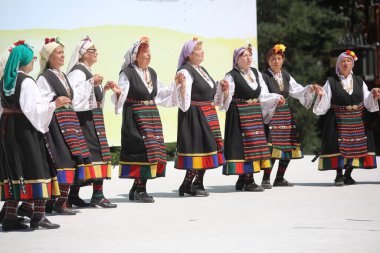 Koprivshtica, Bulgaristan - 10 Ağustos 2025: KoprivshticaThe National Folklor Fair in KoprivshticaThe National Folklor Fair 'in geleneksel folklor kostümü giyen kişiler, Koprivshtica' daki Ulusal Folklor Fuarı, insan soyut kültür mirasının UNESCO kaydına girdi.