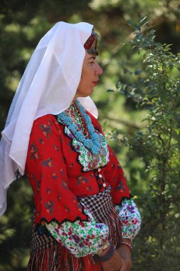 Koprivshtica, Bulgaristan - 10 Ağustos 2025: Koprivshtica 'daki Ulusal Folklor Fuarı' nın geleneksel halk kostümü