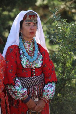 Koprivshtica, Bulgaristan - 10 Ağustos 2025: Koprivshtica 'daki Ulusal Folklor Fuarı' nın geleneksel halk kostümü