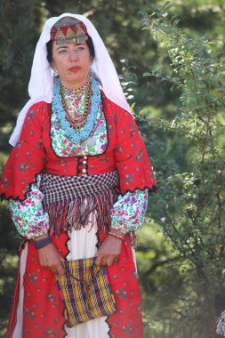 Koprivshtica, Bulgaristan - 10 Ağustos 2025: Koprivshtica 'daki Ulusal Folklor Fuarı' nın geleneksel halk kostümlü insanları. Koprivshtica 'daki Ulusal Folklor Fuarı, insan soyut kültür mirasının UNESCO kayıtlarına girdi.