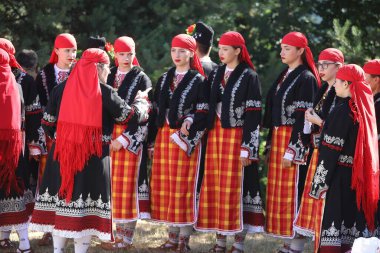 Koprivshtica, Bulgaristan - 10 Ağustos 2025: Koprivshtica 'daki Ulusal Folklor Fuarı' nın geleneksel halk kostümlü insanları. Koprivshtica 'daki Ulusal Folklor Fuarı, insan soyut kültür mirasının UNESCO kayıtlarına girdi.