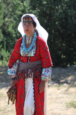 Koprivshtica, Bulgaristan - 10 Ağustos 2025: Koprivshtica 'daki Ulusal Folklor Fuarı' nın geleneksel halk kostümlü insanları. Koprivshtica 'daki Ulusal Folklor Fuarı, insan soyut kültür mirasının UNESCO kayıtlarına girdi.
