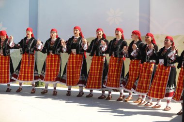 Koprivshtica, Bulgaristan - 10 Ağustos 2025: Koprivshtica 'daki Ulusal Folklor Fuarı' nın geleneksel halk kostümlü insanları. Koprivshtica 'daki Ulusal Folklor Fuarı, insan soyut kültür mirasının UNESCO kayıtlarına girdi.