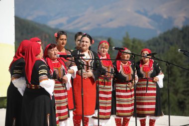 Koprivshtica, Bulgaristan - 10 Ağustos 2025: Koprivshtica 'daki Ulusal Folklor Fuarı' nın geleneksel halk kostümlü insanları. Koprivshtica 'daki Ulusal Folklor Fuarı, insan soyut kültür mirasının UNESCO kayıtlarına girdi.
