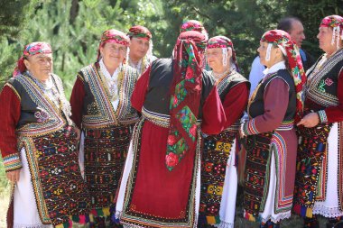 Koprivshtica, Bulgaristan - 10 Ağustos 2025: Koprivshticadaki Ulusal Folklor Fuarı 'nın geleneksel halk kostüm sahipleri. Koprivshtica' daki Ulusal Folklor Fuarı, insan soyut kültür mirasının UNESCO kaydına girdi.