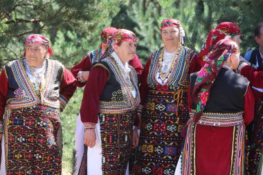 Koprivshtica, Bulgaristan - 10 Ağustos 2025: Koprivshticadaki Ulusal Folklor Fuarı 'nın geleneksel halk kostüm sahipleri. Koprivshtica' daki Ulusal Folklor Fuarı, insan soyut kültür mirasının UNESCO kaydına girdi.