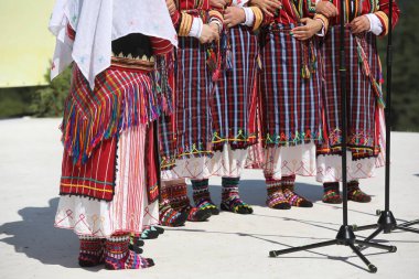 Koprivshtica, Bulgaristan - 10 Ağustos 2025: Koprivshticadaki Ulusal Folklor Fuarı 'nın geleneksel halk kostüm sahipleri. Koprivshtica' daki Ulusal Folklor Fuarı, insan soyut kültür mirasının UNESCO kaydına girdi.
