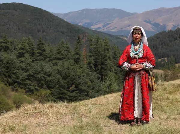 Koprivshtica, Bulgaristan - 10 Ağustos 2025: KoprivshticaThe National Folklor Fair in KoprivshticaThe National Folklor Fair 'in geleneksel folklor kostümü giyen kişiler, Koprivshtica' daki Ulusal Folklor Fuarı, insan soyut kültür mirasının UNESCO kaydına girdi.