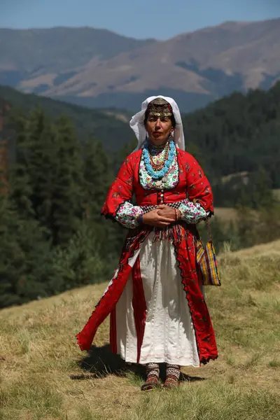 Koprivshtica, Bulgaristan - 10 Ağustos 2025: KoprivshticaThe National Folklor Fair in KoprivshticaThe National Folklor Fair 'in geleneksel folklor kostümü giyen kişiler, Koprivshtica' daki Ulusal Folklor Fuarı, insan soyut kültür mirasının UNESCO kaydına girdi.