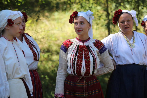 Копривштица, Болгария - 10 августа 2025 года: Люди в традиционном народном костюме Национальной фольклорной ярмарки в Копривштице. Национальная фольклорная ярмарка в Копривштице внесена в Реестр нематериального культурного наследия ЮНЕСКО