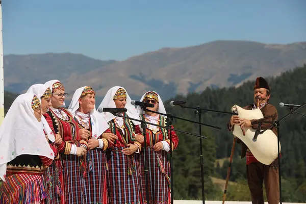 Koprivshtica, Bulgaristan - 10 Ağustos 2025: Koprivshticadaki Ulusal Folklor Fuarı 'nın geleneksel halk kostüm sahipleri. Koprivshtica' daki Ulusal Folklor Fuarı, insan soyut kültür mirasının UNESCO kaydına girdi.