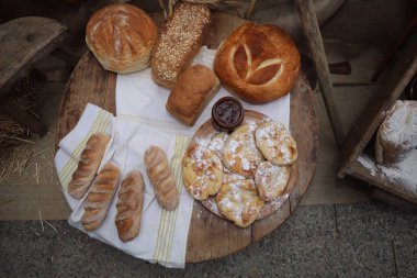 Kyustendil, Bulgaristan - 15 Ağustos 2025: Panagia - Ekmeğin Yükseltilmesi. Bulgaristan 'ın Kyustendil kentinde Kutsal Bakire Meryem Ekmeği Sergisi