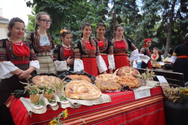 Kyustendil, Bulgaristan - 15 Ağustos 2025: Panagia - Ekmeğin Yükseltilmesi. Bulgaristan 'ın Kyustendil kentinde Kutsal Bakire Meryem Ekmeği Sergisi 