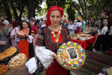 Kyustendil, Bulgaristan - 15 Ağustos 2025: Panagia - Ekmeğin Yükseltilmesi. Bulgaristan 'ın Kyustendil kentinde Kutsal Bakire Meryem Ekmeği Sergisi 