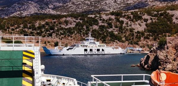 Prizna limanından Pag adasına giden bir feribot, arkasında Hırvat dağları, fotoğraf