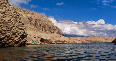 Metajna, Pag Adası. Muhteşem taş çöl manzaralı ünlü Beritnica plajı, Hırvatistan 'ın Dalmaçya bölgesi, güneşli gün, fotoğraf