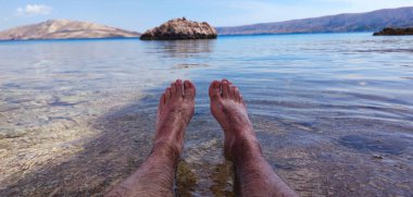 Göl kıyısında, Beritnica plajında, Hırvatistan 'ın Pag adasının birkaç metre yakınında.