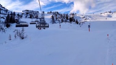 Feragat, Avusturya - 01.15.2023: Teleferikten Winklmoosalm-Steinplatte kayak merkezine, insanlar kayak yapıyor