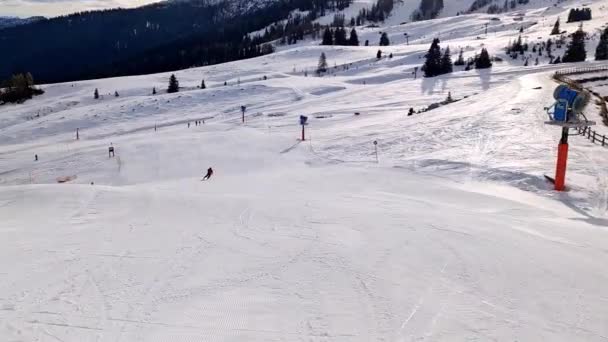 Waidring Austria 2023 View Skiers Slopes Downhill Skiing Almost Empty — Wideo stockowe