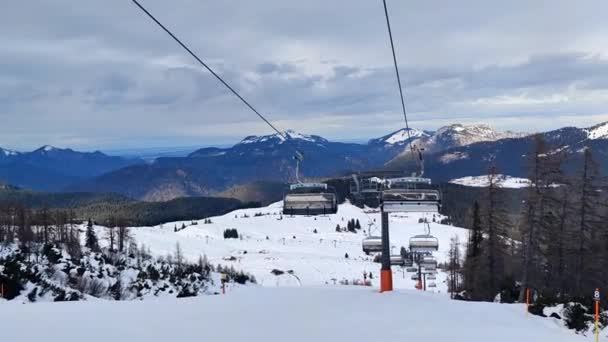 Вайдринг Австрия 2023 Вид Канатной Дороги Лыжниками Фоне Горного Хребта — стоковое видео