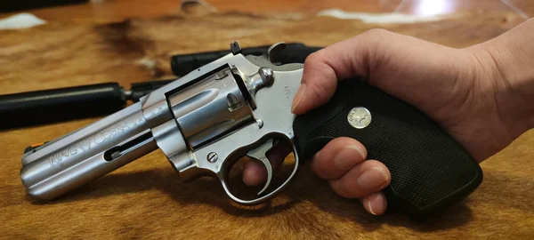 Colt King Cobra 357 Όπλο Περίστροφο Κρατιέται Από Ένα Γυναικείο — Φωτογραφία Αρχείου